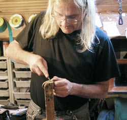 le bijoutier dans son atelier